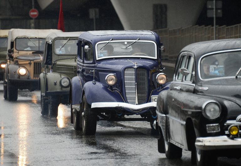 Автомобили во время автопробега 108 минут в Москве, приуроченного к 56-й годовщине полета человека в космос Автомобили во время автопробега 108 минут в Москве, приуроченного к 56-й годовщине полета человека в космос
