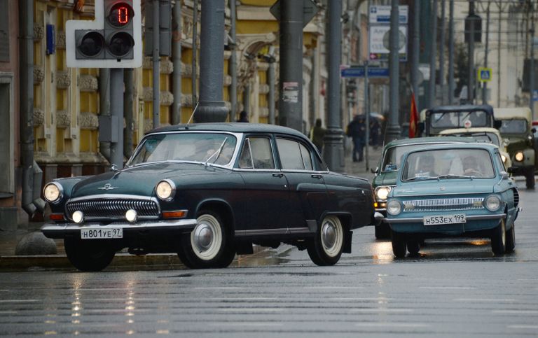 Автомобили во время автопробега 108 минут в Москве, приуроченного к 56-й годовщине полета человека в космос Автомобили во время автопробега 108 минут в Москве, приуроченного к 56-й годовщине полета человека в космос