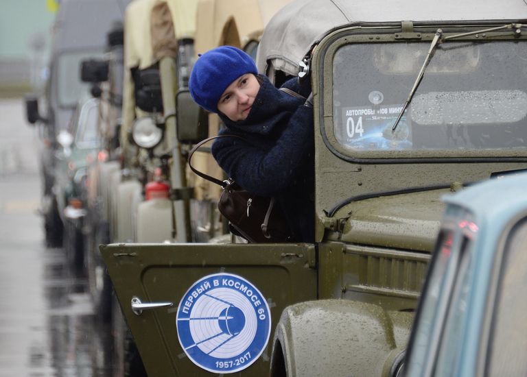Участница автопробега 108 минут в Москве, приуроченного к 56-й годовщине полета человека в космос и 60-летию запуска первого спутника Участница автопробега 108 минут в Москве, приуроченного к 56-й годовщине полета человека в космос и 60-летию запуска первого спутника