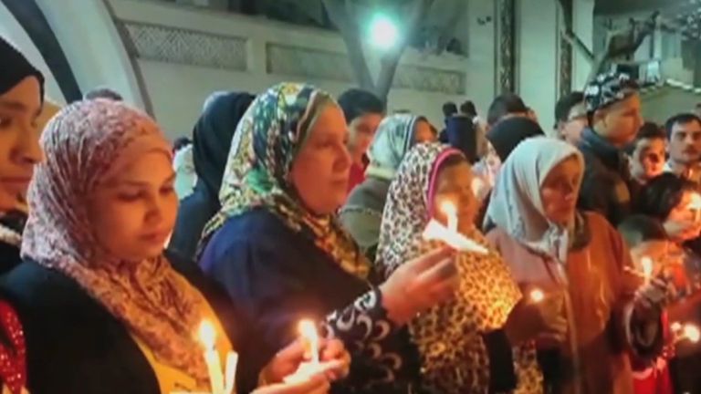 Христиане и мусульмане в Египте зажгли свечи в память о жертвах терактов Христиане и мусульмане в Египте зажгли свечи в память о жертвах терактов