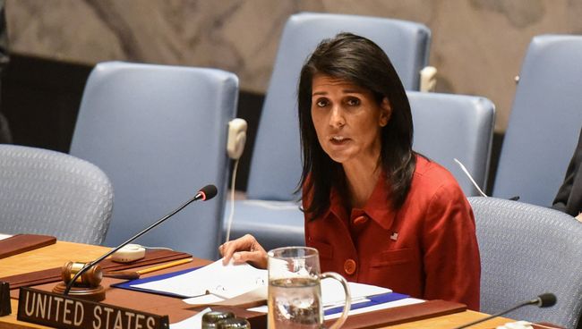Постпред США в ООН Никки Хейли на заседании Совбеза ООН по Сирии. 7 апреля 2017 Постпред США в ООН Никки Хейли на заседании Совбеза ООН по Сирии. 7 апреля 2017