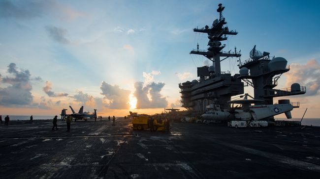 Авианосец ВМС США Карл Винсон в Южно-Китайском море. 8 апреля 2017 Авианосец ВМС США Карл Винсон в Южно-Китайском море. 8 апреля 2017