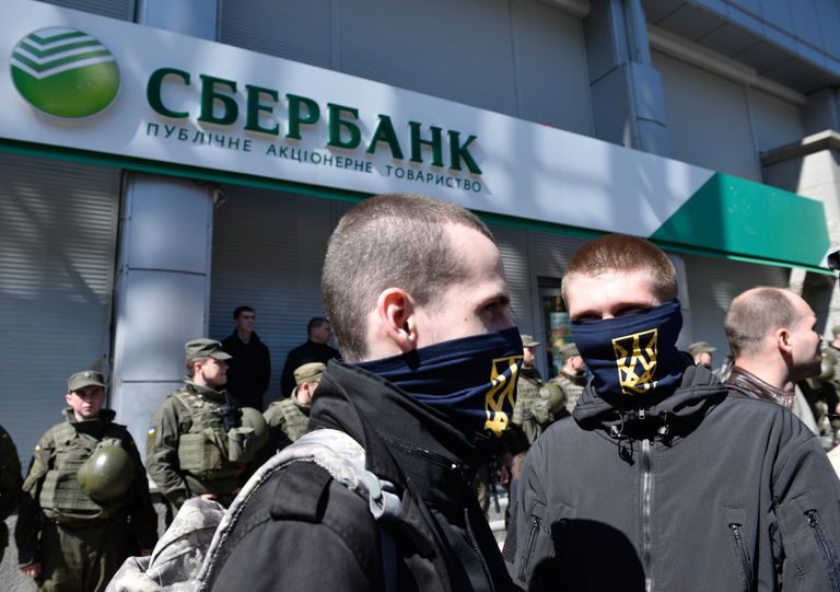 Акция протеста радикалов (Национальный корпус) у здания украинского филиала Сбербанка в Киеве Акция протеста радикалов (Национальный корпус) у здания украинского филиала Сбербанка в Киеве