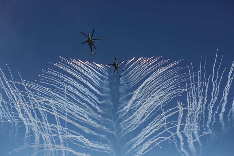 Пилотажная группа Беркуты на вертолетах Ми-28Н во время конкурса Авиадартс-2016 в Рязанской области Пилотажная группа Беркуты на вертолетах Ми-28Н во время конкурса Авиадартс-2016 в Рязанской области
