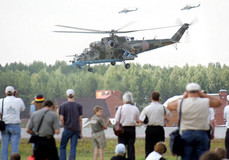 Вертолеты Ми-24 пилотажной группы Беркуты во время авиашоу в городе Монино, 29 июля 2005 Вертолеты Ми-24 пилотажной группы Беркуты во время авиашоу в городе Монино, 29 июля 2005