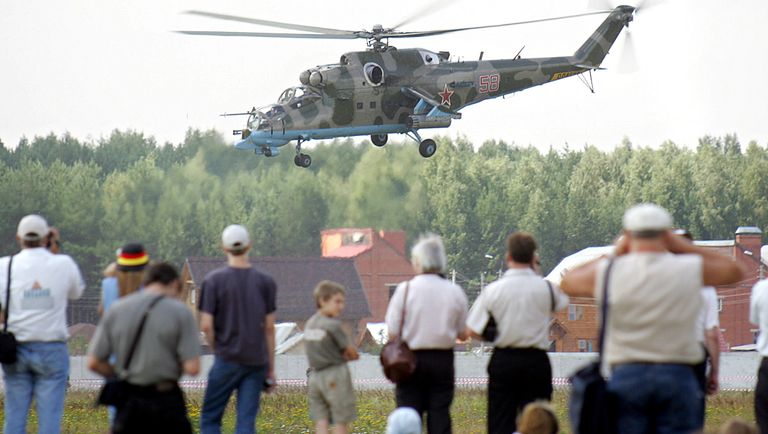 Вертолеты Ми-24 пилотажной группы Беркуты во время авиашоу в городе Монино, 29 июля 2005 Вертолеты Ми-24 пилотажной группы Беркуты во время авиашоу в городе Монино, 29 июля 2005