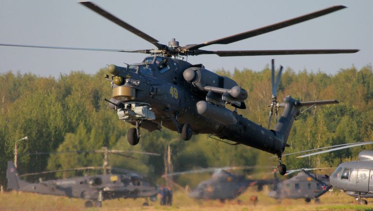 Ударный вертолет Ми-28 пилотажной группы Беркуты во время подготовки летных экипажей ВВС к авиационному празднику Общее небо Ударный вертолет Ми-28 пилотажной группы Беркуты во время подготовки летных экипажей ВВС к авиационному празднику Общее небо