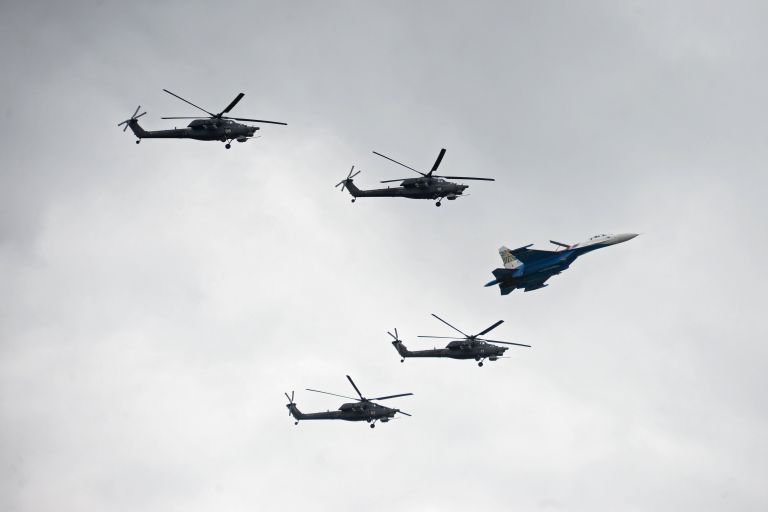 Истребитель Су-27 пилотажной группы Русские Витязи и пилотажная группа Беркуты на вертолетах Ми-28Н выступают на праздничных мероприятиях, посвященных 25-летию авиационных групп высшего пилотажа Истребитель Су-27 пилотажной группы Русские Витязи и пилотажная группа Беркуты на вертолетах Ми-28Н выступают на праздничных мероприятиях, посвященных 25-летию авиационных групп высшего пилотажа
