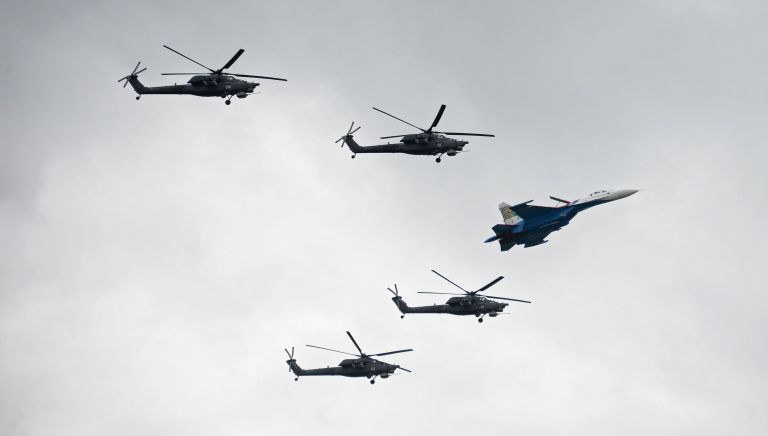 Истребитель Су-27 пилотажной группы Русские Витязи и пилотажная группа Беркуты на вертолетах Ми-28Н выступают на праздничных мероприятиях, посвященных 25-летию авиационных групп высшего пилотажа Истребитель Су-27 пилотажной группы Русские Витязи и пилотажная группа Беркуты на вертолетах Ми-28Н выступают на праздничных мероприятиях, посвященных 25-летию авиационных групп высшего пилотажа