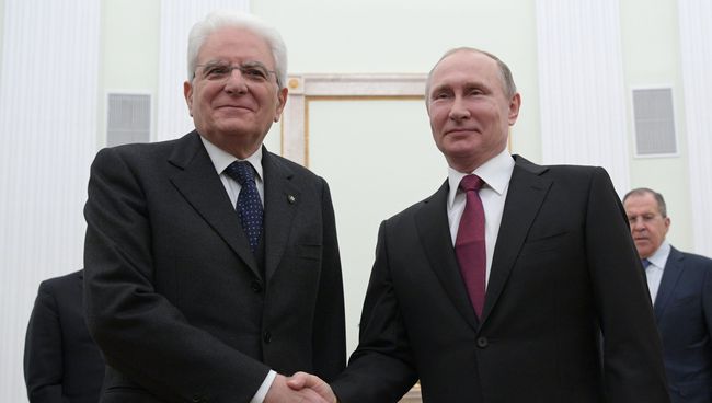Президент РФ Владимир Путин и президент Италии Серджо Маттарелла во время встречи. 11 апреля 2017 Президент РФ Владимир Путин и президент Италии Серджо Маттарелла во время встречи. 11 апреля 2017