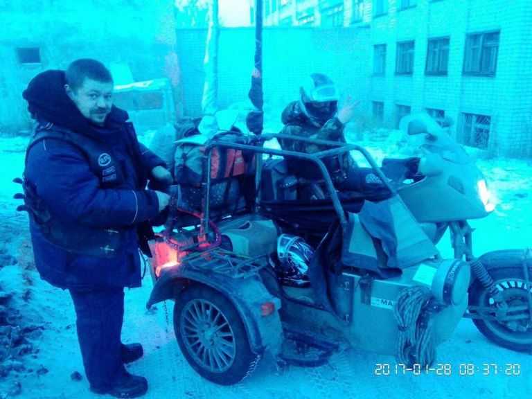 Двое и Пятница: Дмитрий Новиков (слева) и Сергей Валявко у мотоцикла Двое и Пятница: Дмитрий Новиков (слева) и Сергей Валявко у мотоцикла
