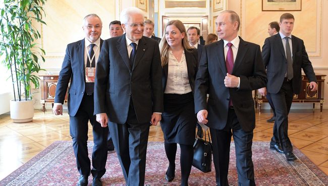 Президент РФ Владимир Путин и президент Италии Серджо Маттарелла во время встречи. 11 апреля 2017 Президент РФ Владимир Путин и президент Италии Серджо Маттарелла во время встречи. 11 апреля 2017