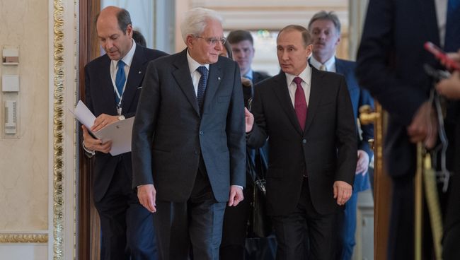 Президент РФ Владимир Путин и президент Италии Серджо Маттарелла во время встречи. 11 апреля 2017 Президент РФ Владимир Путин и президент Италии Серджо Маттарелла во время встречи. 11 апреля 2017