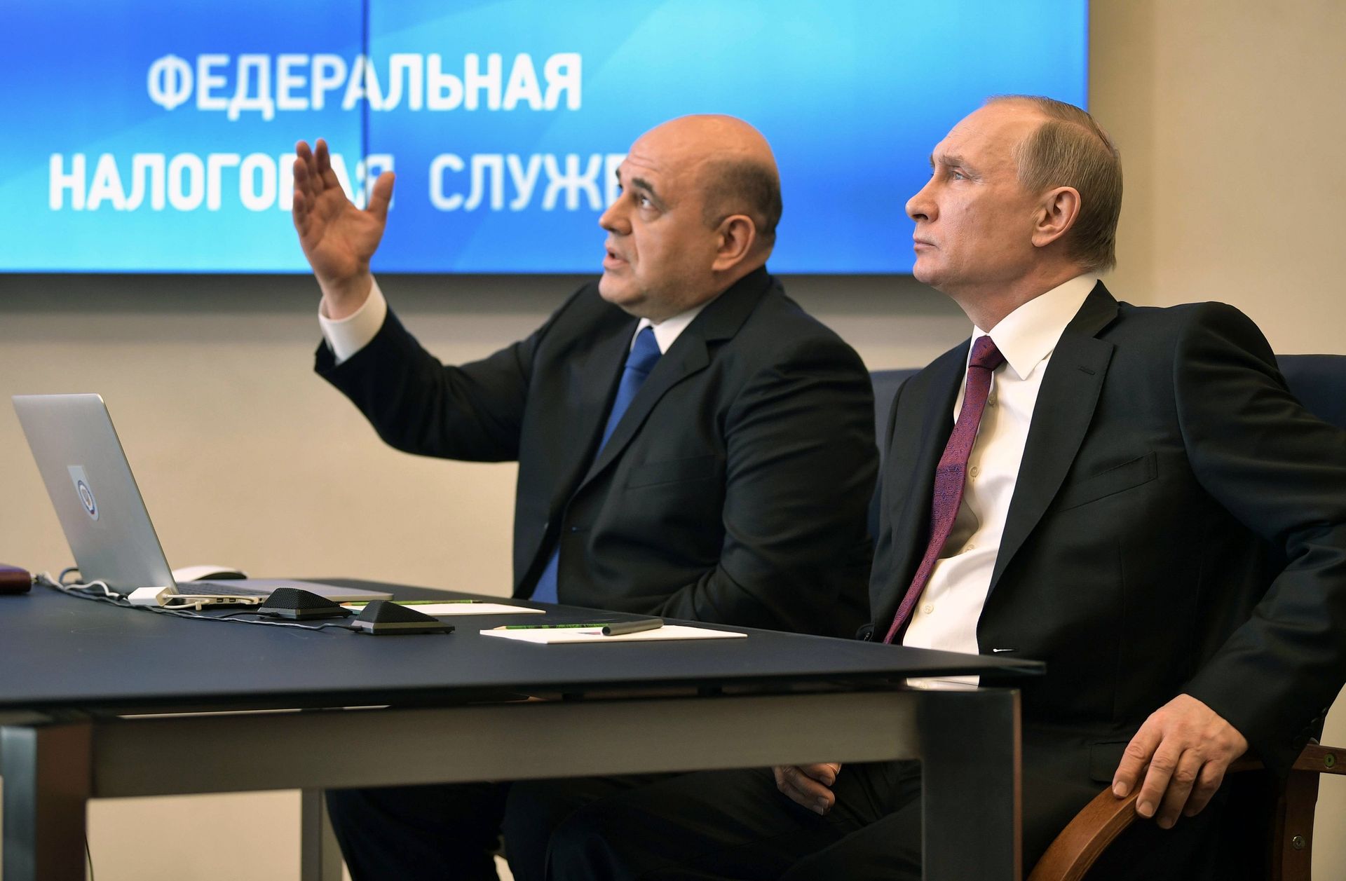 Президент РФ Владимир Путин и руководитель ФНС РФ Михаил Мишустин. 11 апреля 2017 Президент РФ Владимир Путин и руководитель ФНС РФ Михаил Мишустин. 11 апреля 2017 - РИА Новости, 1920, 13.09.2025