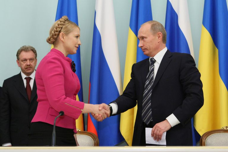 Председатель правительства РФ Владимир Путин и премьер-министр Украины Юлия Тимошенко во время церемонии подписания документов о возобновлении поставок российского газа через территорию Украины европейским потребителям. 2009 год 