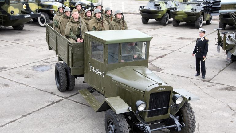 Военнослужащие в исторической форме времен Великой Отечественной войны 1941-45 годов в кузове грузовика ЗИС-5