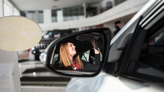 Посетительница в автосалоне Посетительница в автосалоне