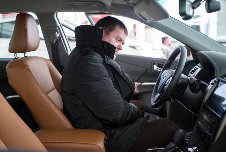 Посетитель в автосалоне