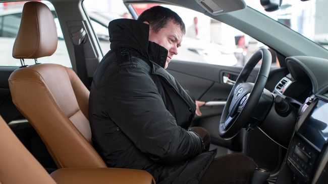 Посетитель в автосалоне Посетитель в автосалоне