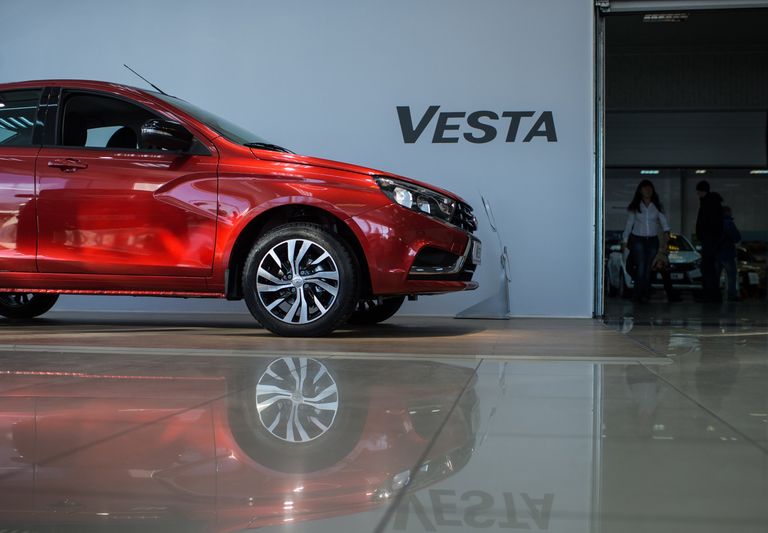 Автомобиль Lada Vesta в автосалоне