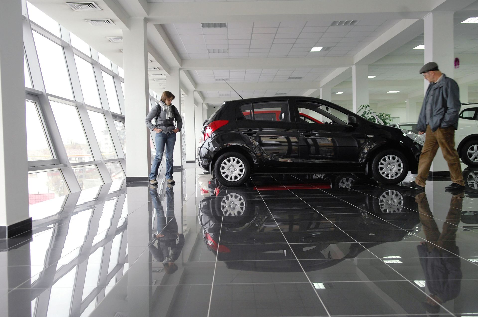 Посетители осматривают автомобиль в автосалоне Посетители осматривают автомобиль в автосалоне - РИА Новости, 1920, 18.05.2022