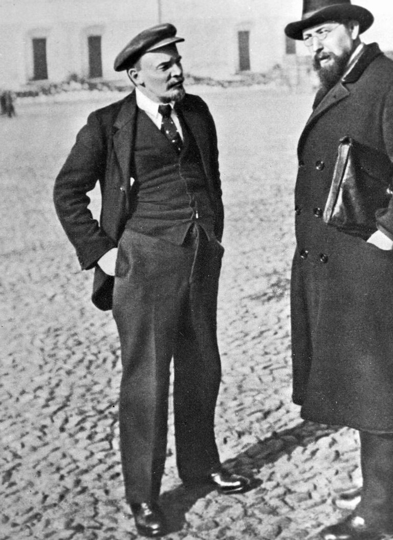 Владимир Ильич Ленин и Владимир Дмитриевич Бонч-Бруевич на прогулке во дворе Кремля. 16 октября 1918 года Владимир Ильич Ленин и Владимир Дмитриевич Бонч-Бруевич на прогулке во дворе Кремля. 16 октября 1918 года