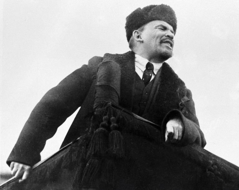 Владимир Ильич Ленин произносит речь с трибуны на Красной площади в день празднования I-ой годовщины Великой Октябрьской социалистической революции Владимир Ильич Ленин произносит речь с трибуны на Красной площади в день празднования I-ой годовщины Великой Октябрьской социалистической революции