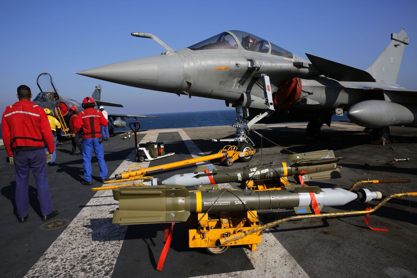 Французский истребитель Rafale перед вылетом на авианосце Шарль де Голль в Персидском заливе Французский истребитель Rafale перед вылетом на авианосце Шарль де Голль в Персидском заливе