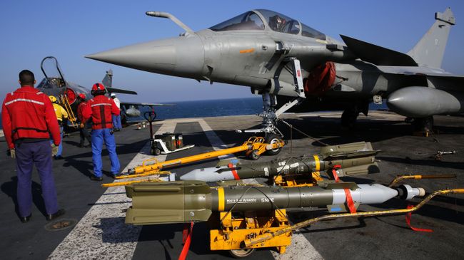 Французский истребитель Rafale перед вылетом на авианосце Шарль де Голль в Персидском заливе Французский истребитель Rafale перед вылетом на авианосце Шарль де Голль в Персидском заливе