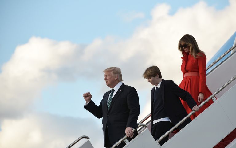 Президент США Дональд Трамп с супругой Меланьей и сыном Бэрроном спускаются по трапу Борта номер один во Флориде. 17 марта 2017 года 