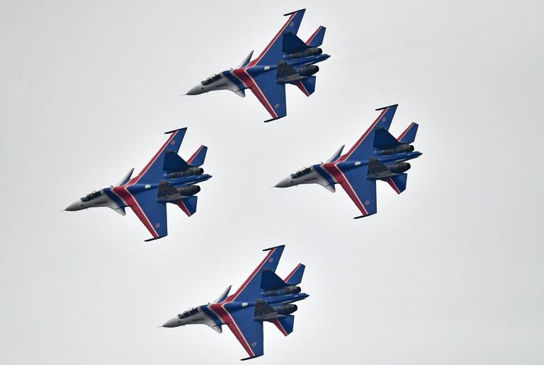 Многоцелевые истребители Су-30СМ пилотажной группы Русские Витязи во время репетиции воздушной части Парада Победы Многоцелевые истребители Су-30СМ пилотажной группы Русские Витязи во время репетиции воздушной части Парада Победы