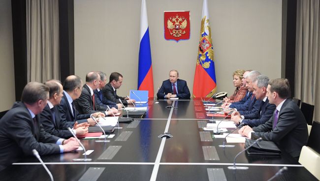 Президент России Владимир Путин проводит совещание с постоянными членами Совета безопасности РФ. 13 апреля 2017 Президент России Владимир Путин проводит совещание с постоянными членами Совета безопасности РФ. 13 апреля 2017
