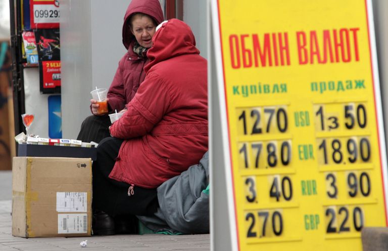 Уличная торговля сигаретами у пункта обмена валют в Киеве. 2014 год Уличная торговля сигаретами у пункта обмена валют в Киеве. 2014 год