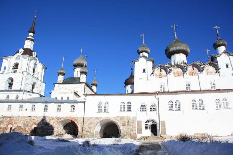 За Святыми воротами гостя встречают монастырские храмы