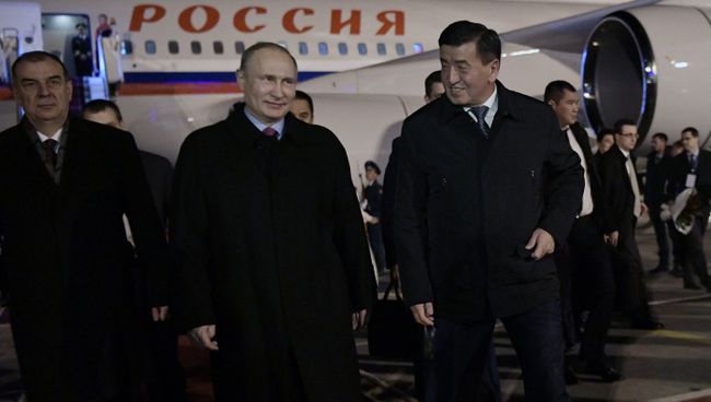 Президент РФ Владимир Путин и премьер-министр Киргизии Сооронбай Жээнбеков в аэропорту Бишкека. 14 апреля 2017 Президент РФ Владимир Путин и премьер-министр Киргизии Сооронбай Жээнбеков в аэропорту Бишкека. 14 апреля 2017