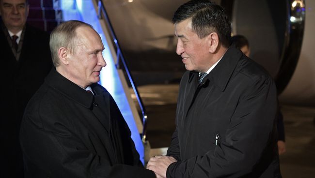 Президент РФ Владимир Путин и премьер-министр Киргизии Сооронбай Жээнбеков в аэропорту Бишкека. 14 апреля 2017 Президент РФ Владимир Путин и премьер-министр Киргизии Сооронбай Жээнбеков в аэропорту Бишкека. 14 апреля 2017