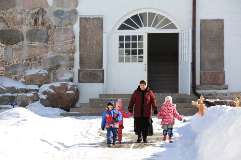 Многие жители Соловецкого поселка приходят в монастырский храм с детьми 