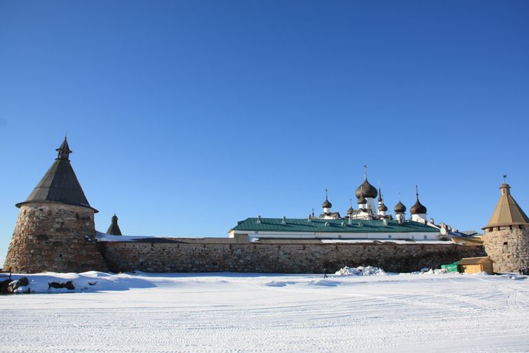 Богатырские башни и луковицы соборов монастыря видны из любой точки Соловецкого поселка 