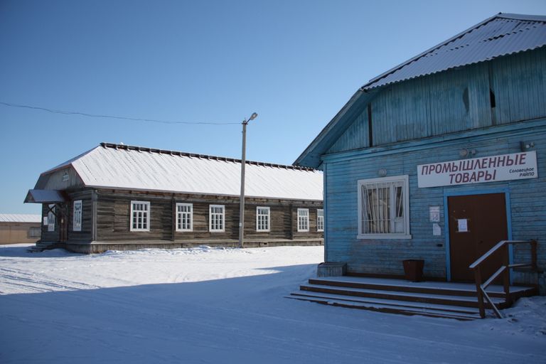 Бывшие бараки для лагерных служб, напоминание о самых страшных страницах истории страны