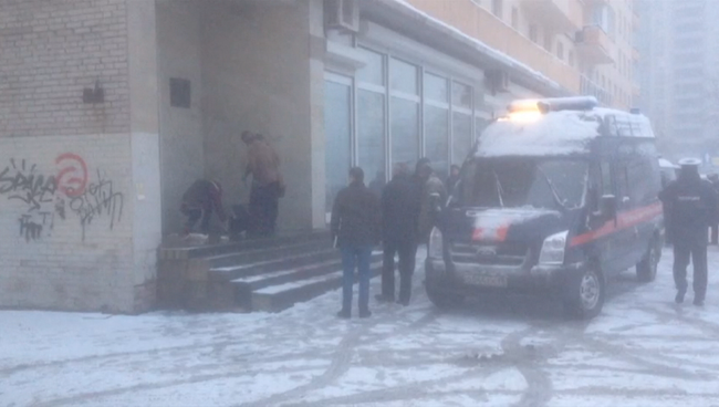 Оперативники исследовали место взрыва неизвестного предмета в руках у петербуржца Оперативники исследовали место взрыва неизвестного предмета в руках у петербуржца