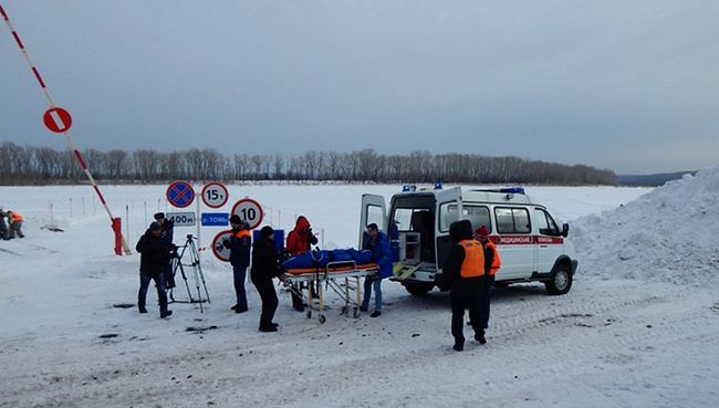 Спасатели ГУ МЧС России по Кемеровской области на берегу реки Томь. Архивное фото Спасатели ГУ МЧС России по Кемеровской области на берегу реки Томь. Архивное фото