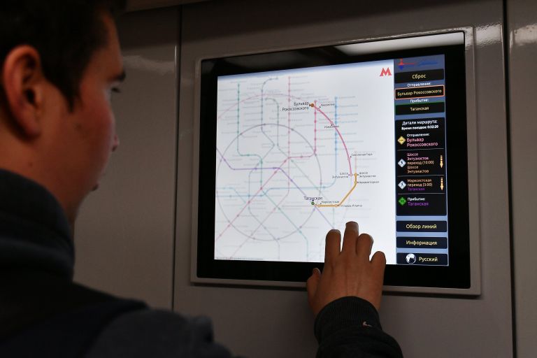 Сенсорный монитор в вагоне поезда Москва во время запуска на Таганско-Краснопресненской линии московского метрополитена Сенсорный монитор в вагоне поезда Москва во время запуска на Таганско-Краснопресненской линии московского метрополитена