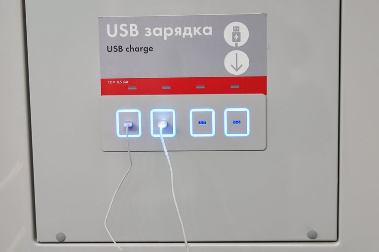 USB-зарядка в вагоне поезда Москва во время запуска на Таганско-Краснопресненской линии московского метрополитена USB-зарядка в вагоне поезда Москва во время запуска на Таганско-Краснопресненской линии московского метрополитена