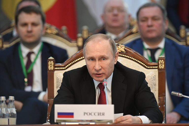 Президент РФ Владимир Путин на заседании Высшего Евразийского экономического совета (ВЕЭС) на уровне глав государств в расширенном составе в резиденции Ала-Арча в Бишкеке. 14 апреля 2017 года Президент РФ Владимир Путин на заседании Высшего Евразийского экономического совета (ВЕЭС) на уровне глав государств в расширенном составе в резиденции Ала-Арча в Бишкеке. 14 апреля 2017 года