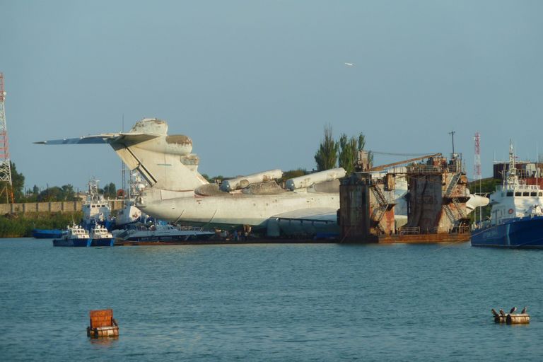Советский экраноплан Лунь в Каспийске, 2010 год