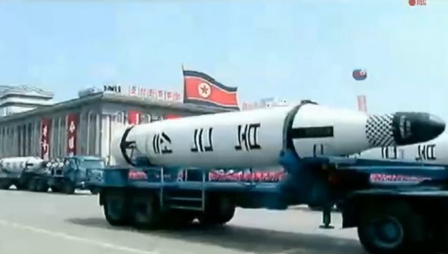 Истребители, танки и баллистические ракеты - военный парад в Северной Корее Истребители, танки и баллистические ракеты - военный парад в Северной Корее