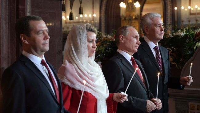 Президент РФ В. Путин и премьер-министр РФ Д. Медведев на пасхальном богослужении в храме Христа Спасителя
