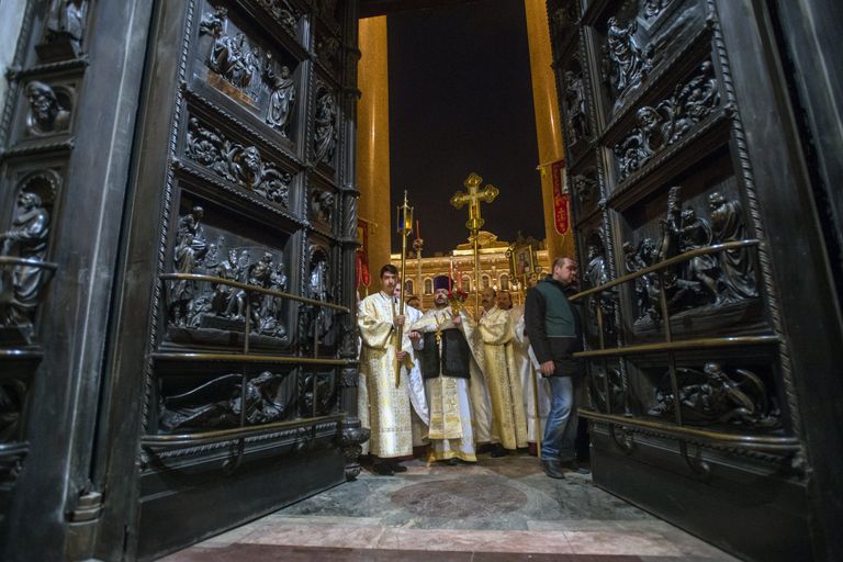 Священнослужители на пасхальном богослужении в Исаакиевском соборе в Санкт-Петербурге Священнослужители на пасхальном богослужении в Исаакиевском соборе в Санкт-Петербурге