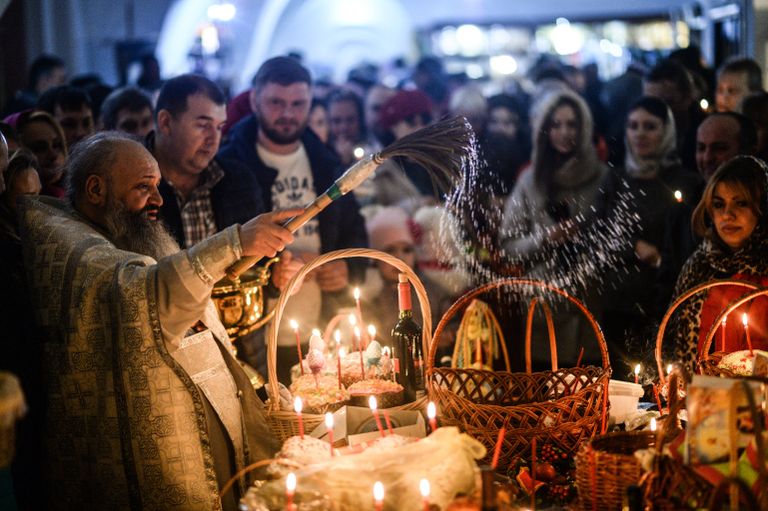 Верующие во время освящения куличей и пасхальных яиц в Великую субботу в Варлаамо-Хутынском Спасо-Преображенском женском монастыре в Великом Новгороде Верующие во время освящения куличей и пасхальных яиц в Великую субботу в Варлаамо-Хутынском Спасо-Преображенском женском монастыре в Великом Новгороде