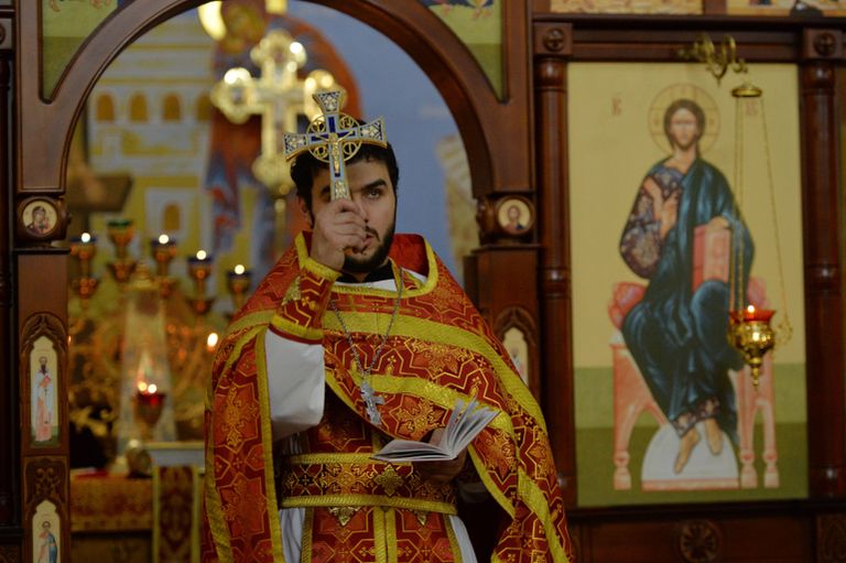 Отец Сергий во время пасхальной службы в церкви Михаила Архангела в Грозном Отец Сергий во время пасхальной службы в церкви Михаила Архангела в Грозном